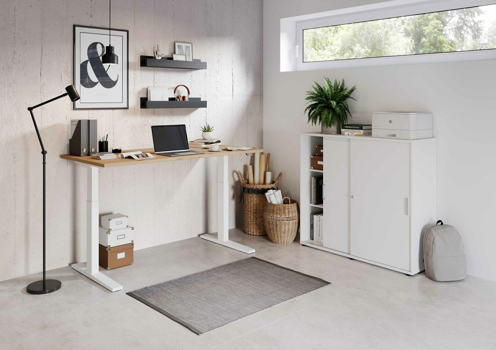 Moderner E-Schreibtisch in einem stilvollen Büro mit hellem Holz und weißen Beinen, seitliche Perspektive.