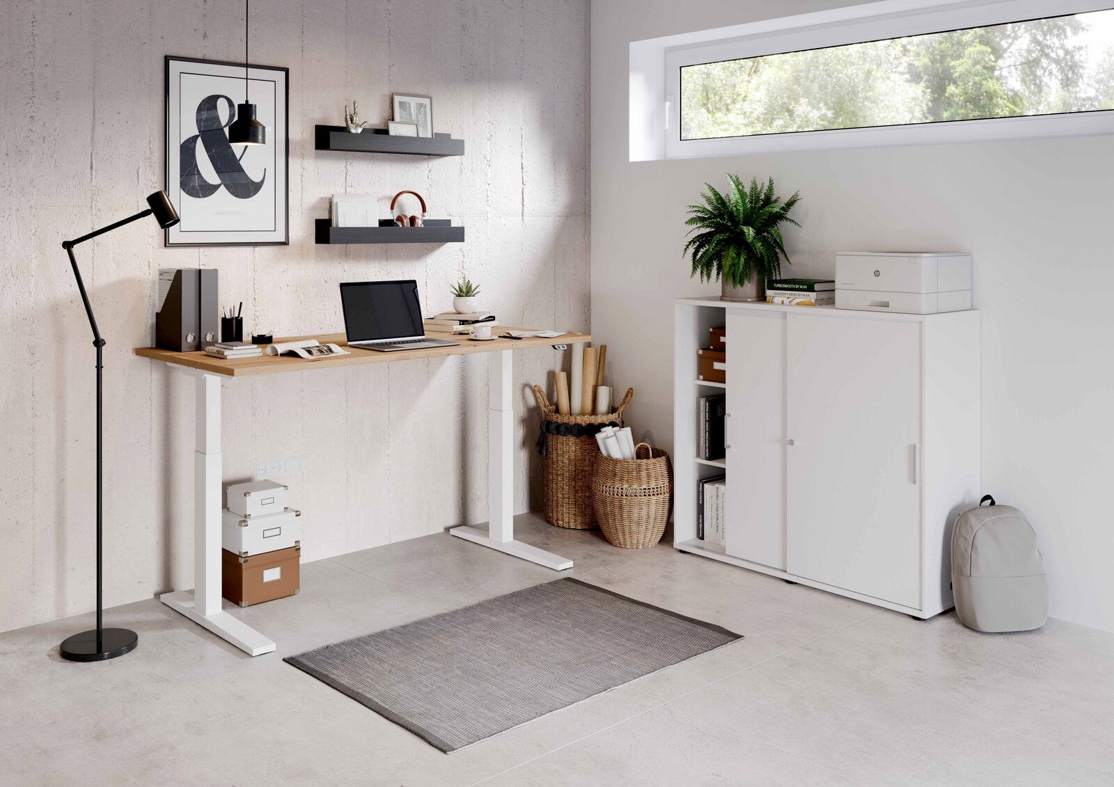 E-Serie E-Schreibtisch E-PROFI Moderner E-Schreibtisch in einem stilvollen Büro mit hellem Holz und weißen Beinen, seitliche Perspektive.