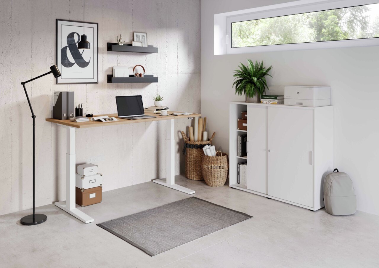 Moderner E-Schreibtisch in einem stilvollen Büro mit hellem Holz und weißen Beinen, seitliche Perspektive.