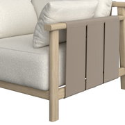 Close-up van een loungestoel met een lichthouten frame en een beige stoffen bekleding, gezien vanaf de zijkant