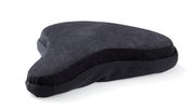 Schwarzes Tempur Fahrradsattelkissen in dreieckiger Form, seitliche Perspektive