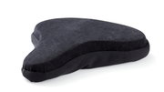 Schwarzes Tempur Fahrradsattelkissen in dreieckiger Form, seitliche Perspektive