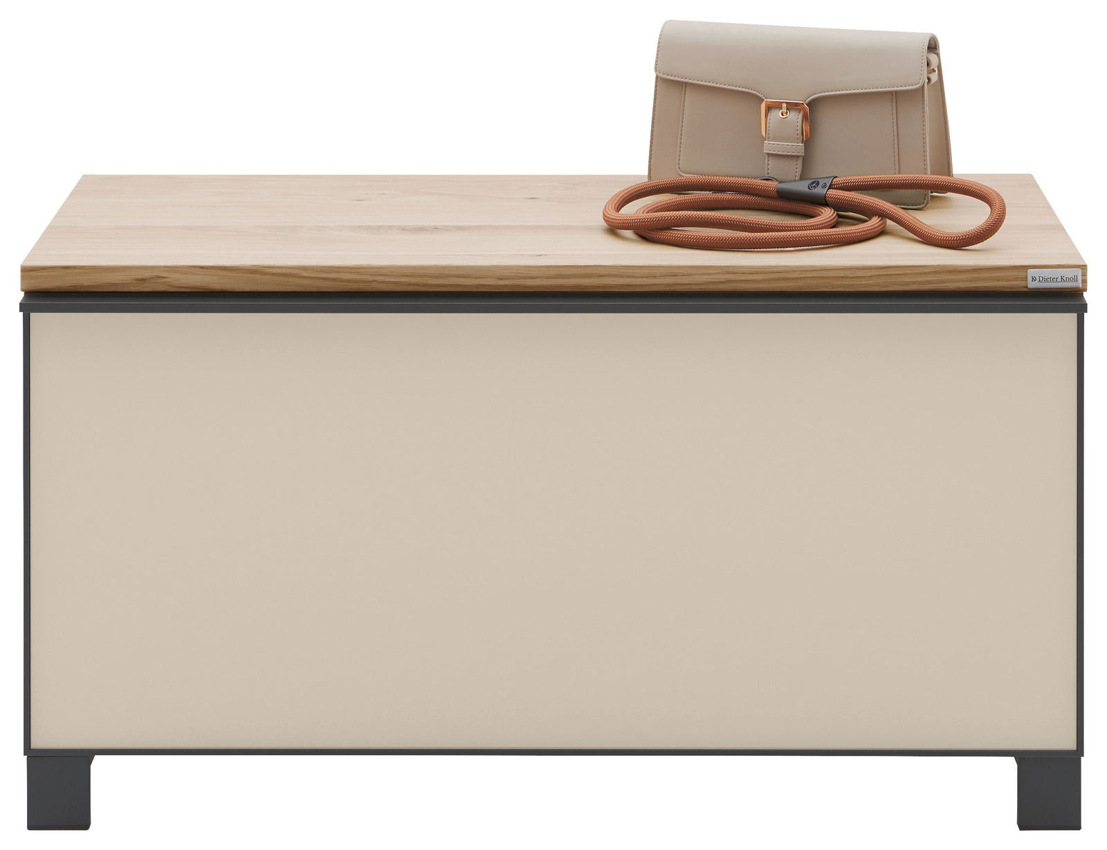 Garderobenbank mit heller Front und Holzoberfläche, darauf eine beige Tasche und ein orangefarbenes Seil, frontal betrachtet.