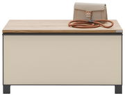 Garderobenbank mit heller Front und Holzoberfläche, darauf eine beige Tasche und ein orangefarbenes Seil, frontal betrachtet.