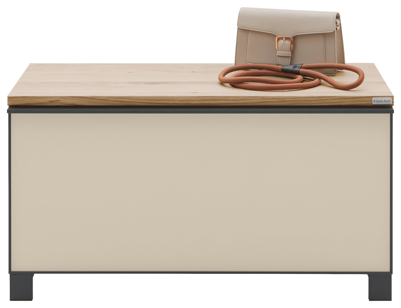 Garderobenbank mit heller Front und Holzoberfläche, darauf eine beige Tasche und ein orangefarbenes Seil, frontal betrachtet.