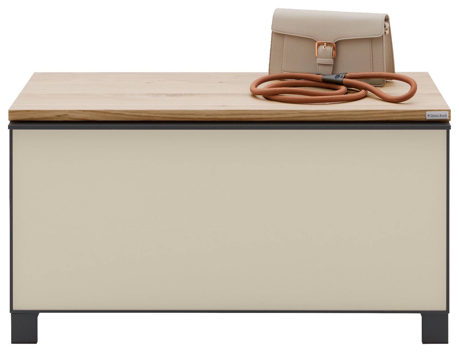Een garderobebank met een lichte voorkant en een houten oppervlak, met daarop een beige tas en een oranje touw, gezien vanaf de voorkant.