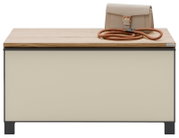 Een garderobebank met een lichte voorkant en een houten oppervlak, met daarop een beige tas en een oranje touw, gezien vanaf de voorkant.