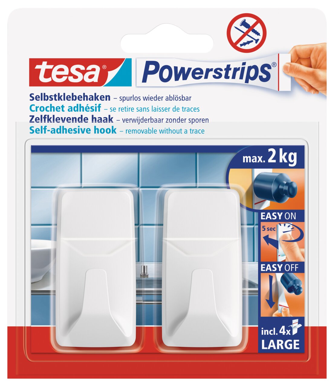 Twee witte, zelfklevende haken van tesa Powerstrips in de verpakking, geschikt voor een belasting tot 2 kg, afgebeeld tegen een blauwe tegelachtergrond. Vooraanzicht.