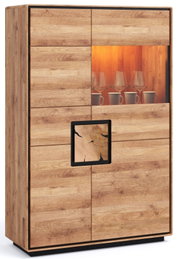 Hoher Holzschrank/Vitrine in Eichenoptik mit teiloffenem Fach und sichtbaren Gläsern sowie dekorativem Einsatz, freigestellt in leichter Frontansicht mit linksseitiger Perspektive
