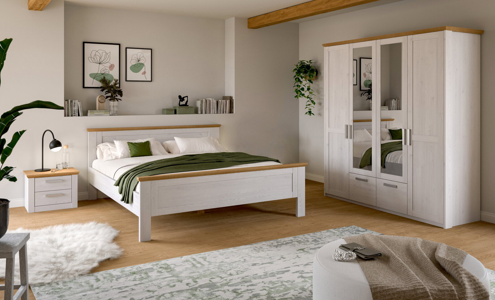 Helles Schlafzimmer mit weißem Holzbett und passendem Kleiderschrank mit Spiegeltüren sowie Nachttisch, aufgenommen aus frontaler Raumansicht leicht von links.