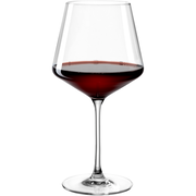 Burgunderglas mit rotem Wein, seitliche Ansicht