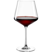 Burgunderglas mit rotem Wein, seitliche Ansicht