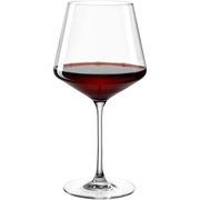 Burgunderglas mit rotem Wein, seitliche Ansicht