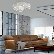 Moderne Deckenleuchte mit organischen Formen in einem stilvollen Wohnzimmer, seitliche Perspektive