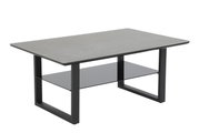 Moderner Couchtisch mit rechteckiger grauer Tischplatte und schwarzem Metallgestell, seitliche Perspektive.