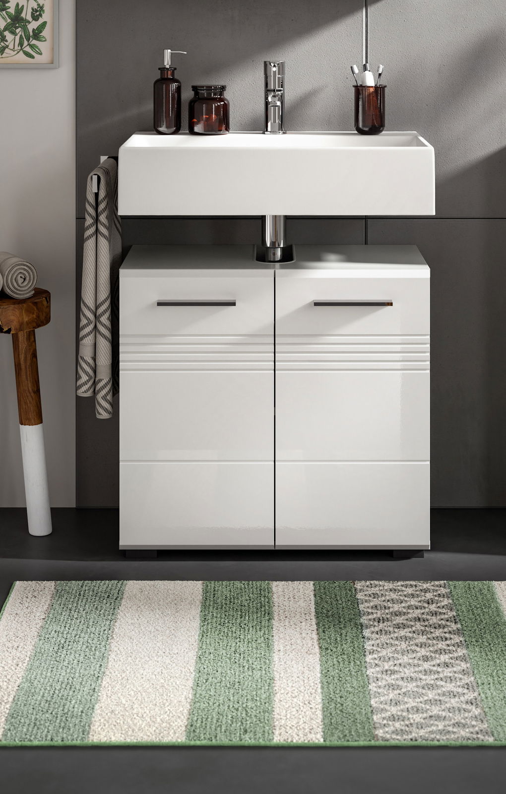 Moderner Waschbeckenunterschrank in Weiß mit zwei Türen, frontal fotografiert, unter einem rechteckigen Waschbecken mit Chromarmaturen.