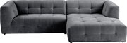 Graues, gepolstertes Ecksofa mit Steppnähten und rechter Ottomane/Longchair, Ansicht von vorne in leichter Schrägperspektive