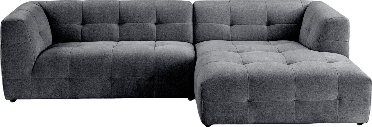 Graues, gepolstertes Ecksofa mit Steppnähten und rechter Ottomane/Longchair, Ansicht von vorne in leichter Schrägperspektive
