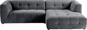 Graues, gepolstertes Ecksofa mit Steppnähten und rechter Ottomane/Longchair, Ansicht von vorne in leichter Schrägperspektive