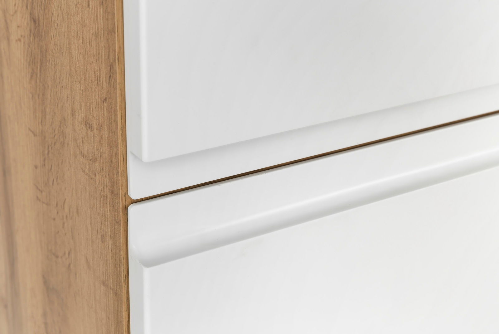 Nahaufnahme eines Hochschranks mit weißer Front und Holzseite, seitliche Perspektive