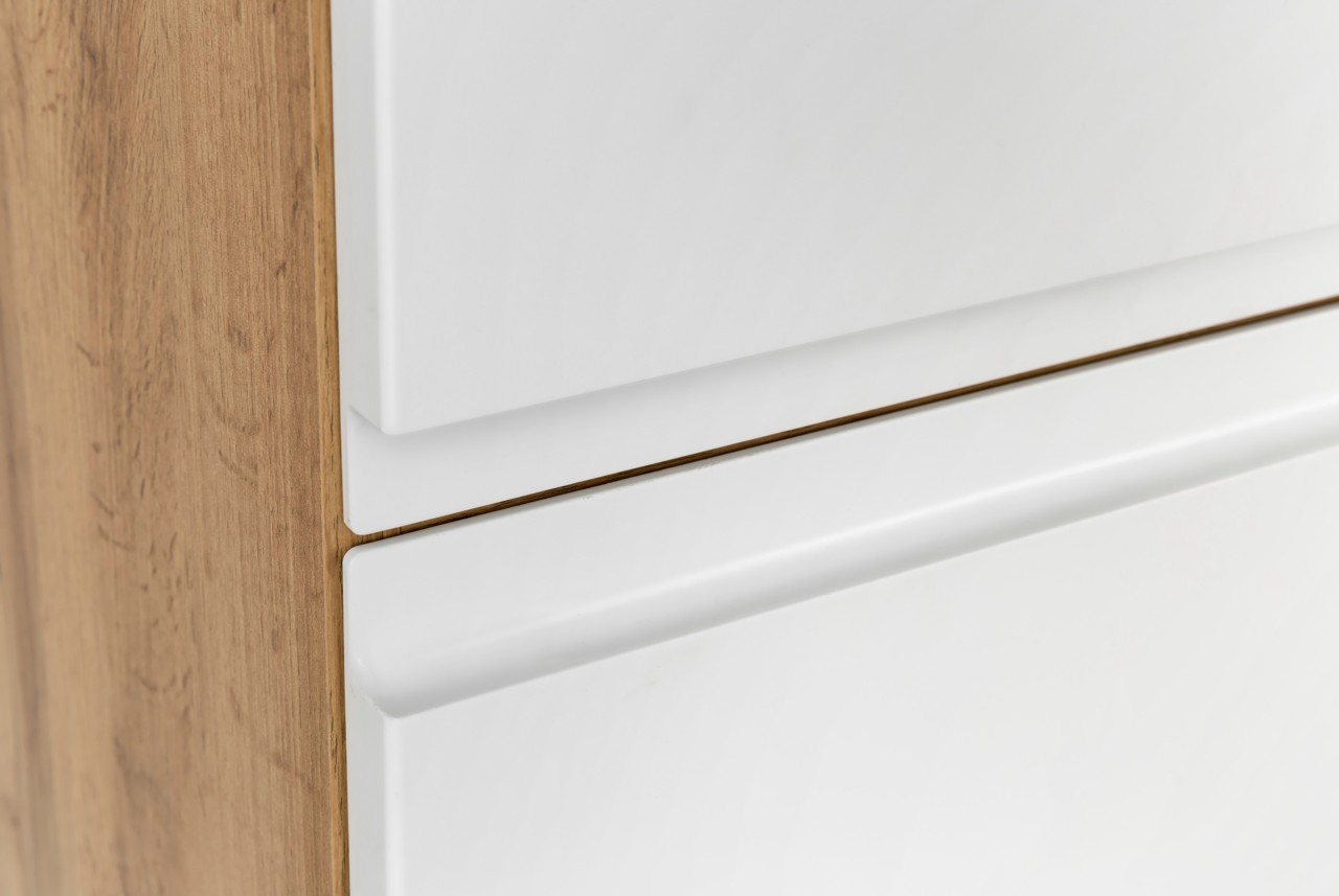 Nahaufnahme eines Hochschranks mit weißer Front und Holzseite, seitliche Perspektive