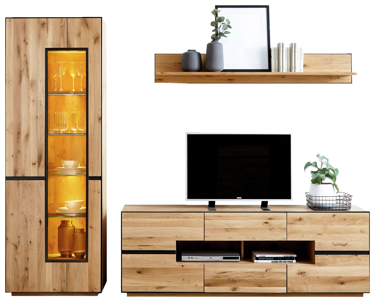 Frontale Ansicht der Wandkombination Linea Natura KELIO aus Holz mit Vitrine, TV-Board und Wandregal, dekoriert mit Pflanzen und Büchern.