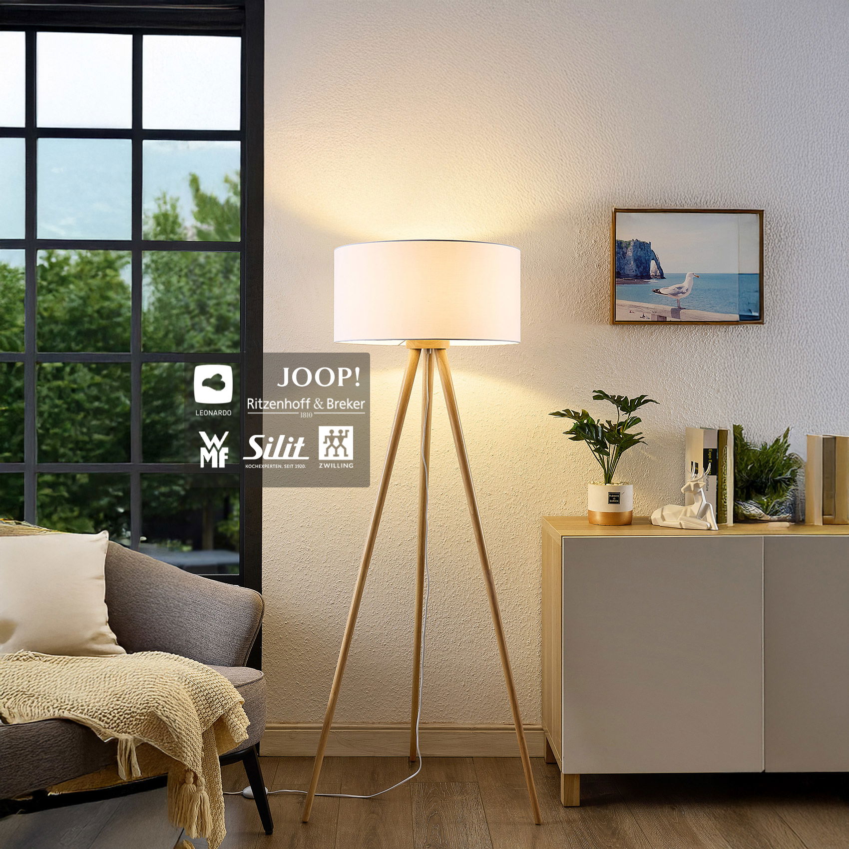 odernes Wohnzimmer mit Stehlampe aus Holz, Sideboard, Pflanzen und natürlichem Tageslicht