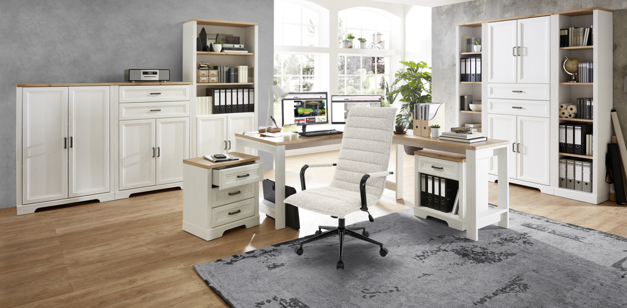 Moderner Drehstuhl in einem stilvollen Büro, seitliche Perspektive