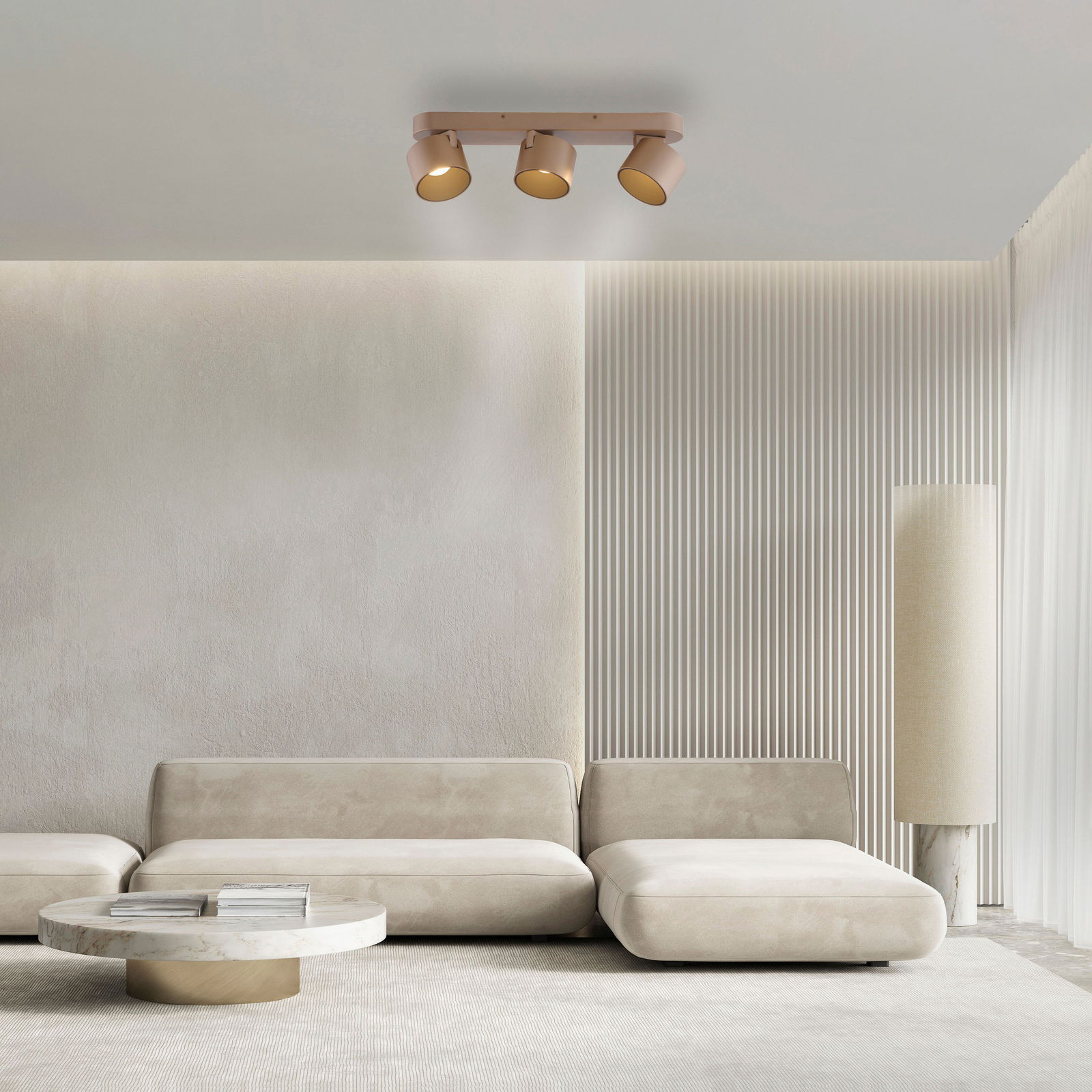 Deckenansicht eines modernen LED-Spots mit drei verstellbaren Leuchten in einem stilvollen Wohnzimmer.