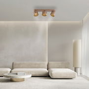 Deckenansicht eines modernen LED-Spots mit drei verstellbaren Leuchten in einem stilvollen Wohnzimmer.