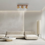 Aanzicht vanaf het plafond van een moderne ledspot met drie verstelbare lampen in een stijlvolle woonkamer.