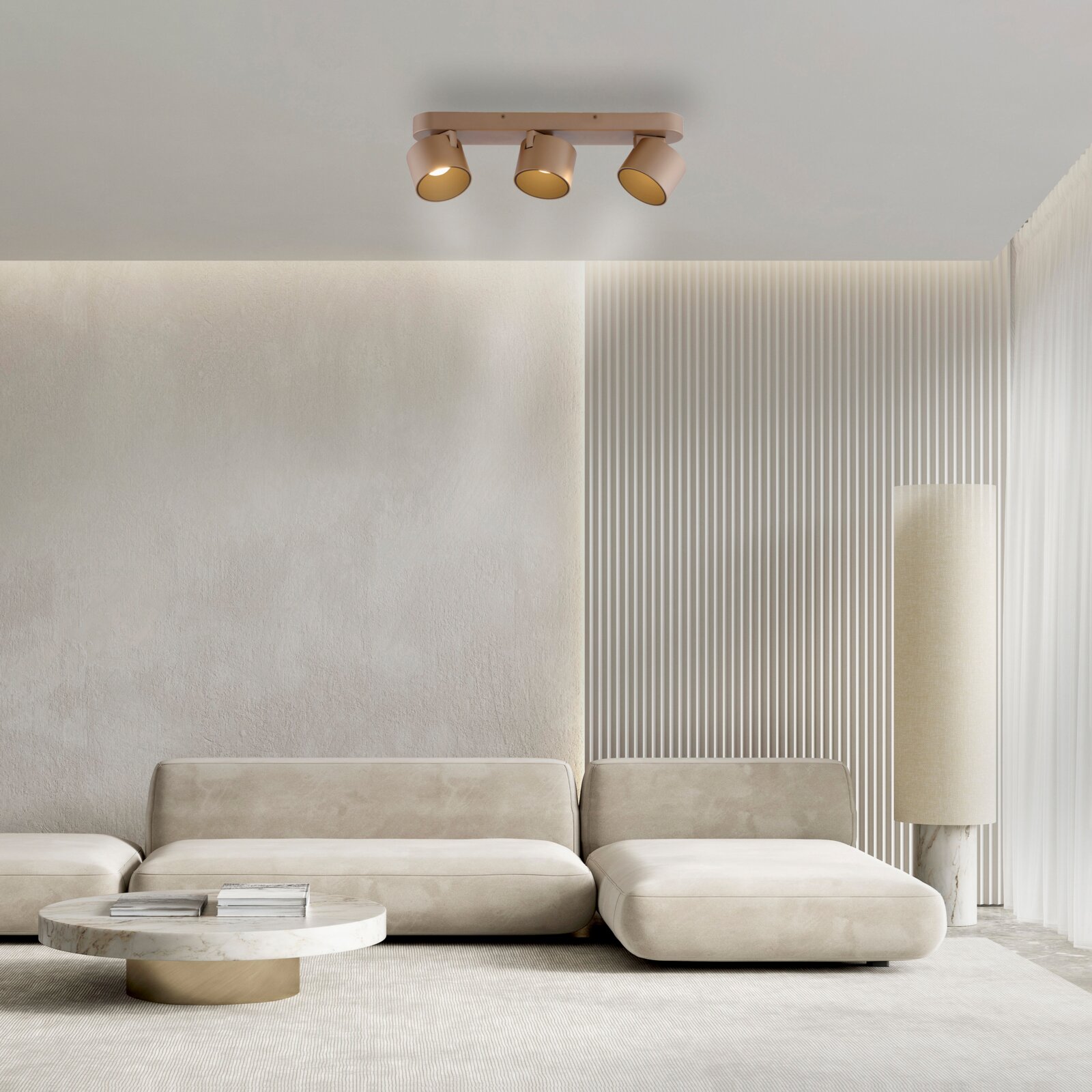 Aanzicht vanaf het plafond van een moderne ledspot met drie verstelbare lampen in een stijlvolle woonkamer.