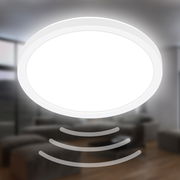 Runde LED-Deckenleuchte mit Bewegungssensor, von unten betrachtet, in einem modernen Wohnraum.