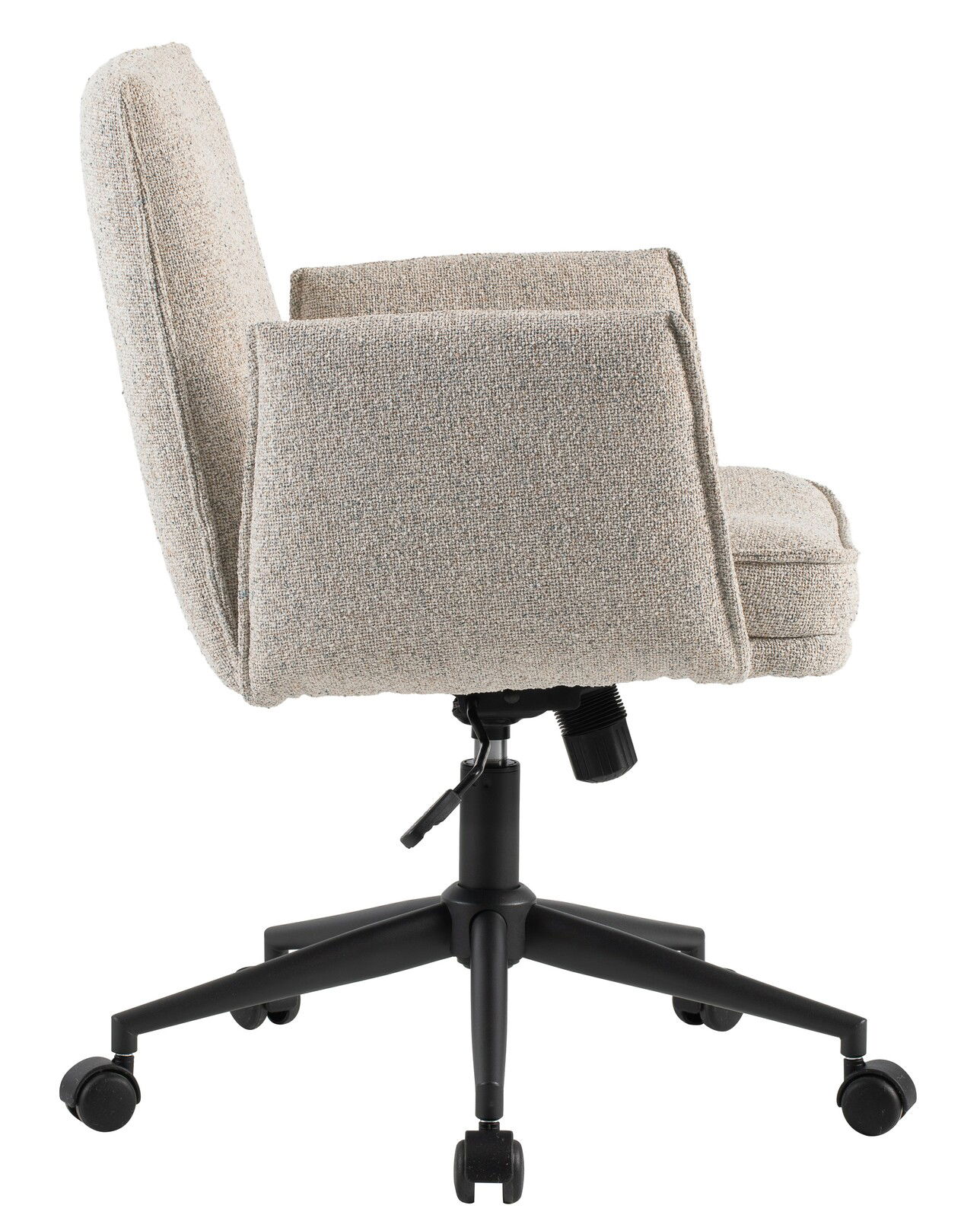 Seitenansicht eines beigen Drehstuhls mit Armlehnen und schwarzem Fußkreuz auf Rollen.