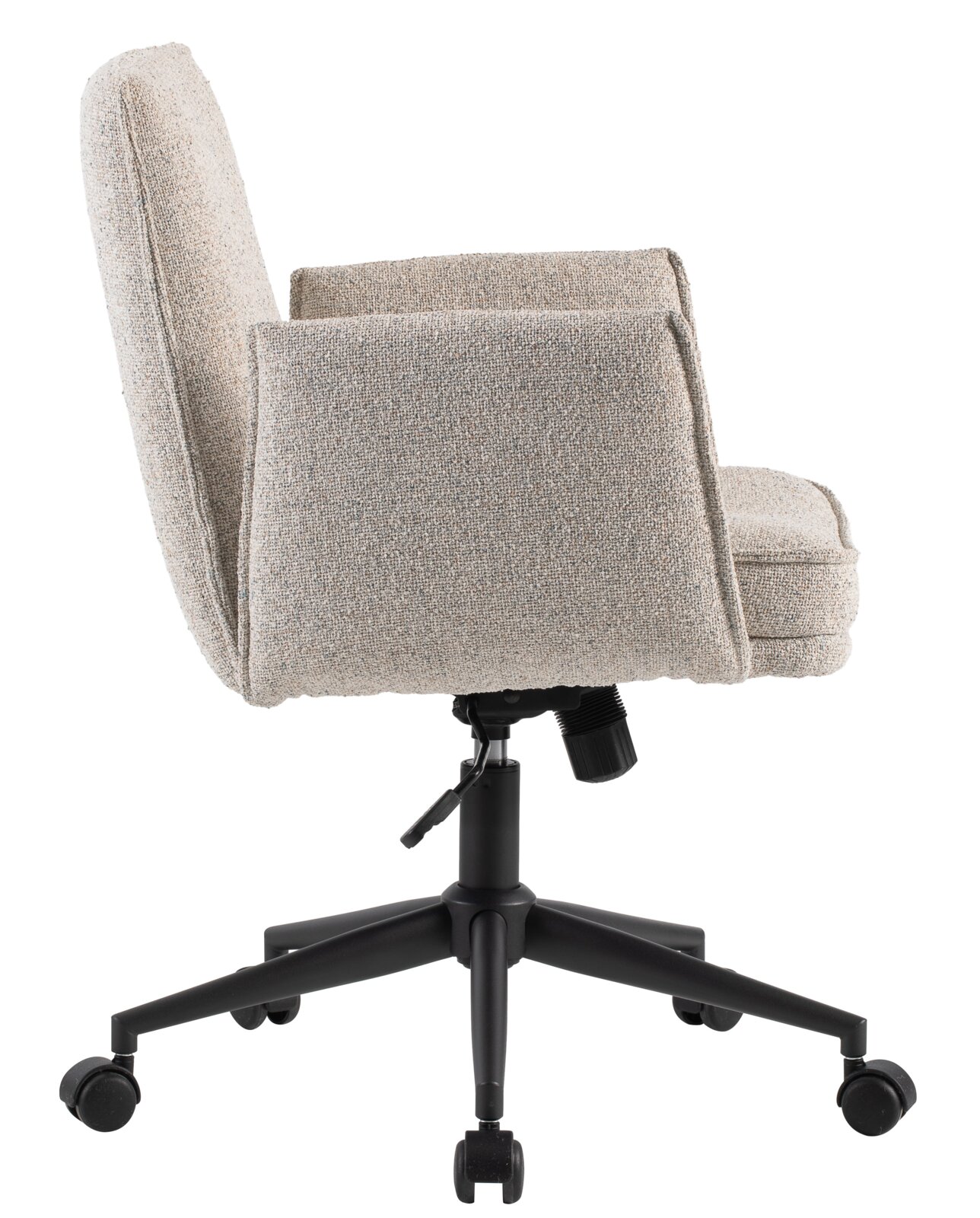 Seitenansicht eines beigen Drehstuhls mit Armlehnen und schwarzem Fußkreuz auf Rollen.