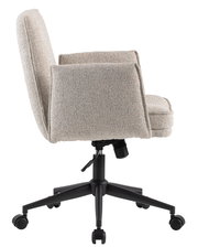 Seitenansicht eines beigen Drehstuhls mit Armlehnen und schwarzem Fußkreuz auf Rollen.