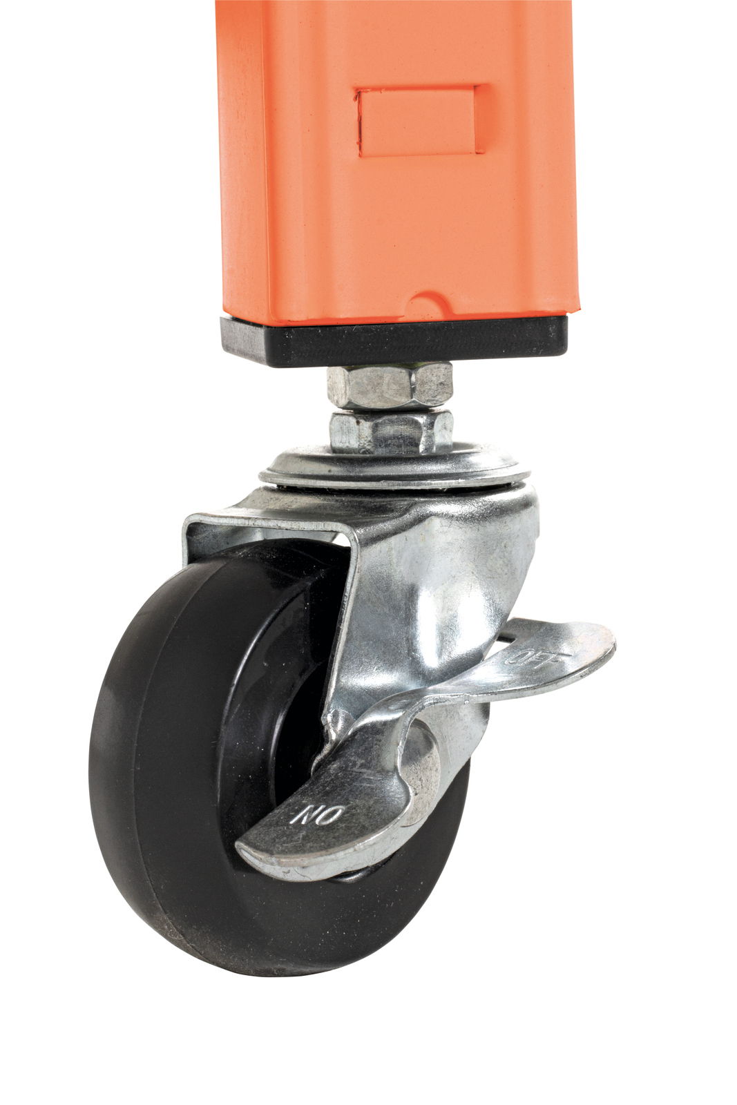 Nahaufnahme einer schwarzen Rolle mit Bremse an einem orangefarbenen Servierwagen.