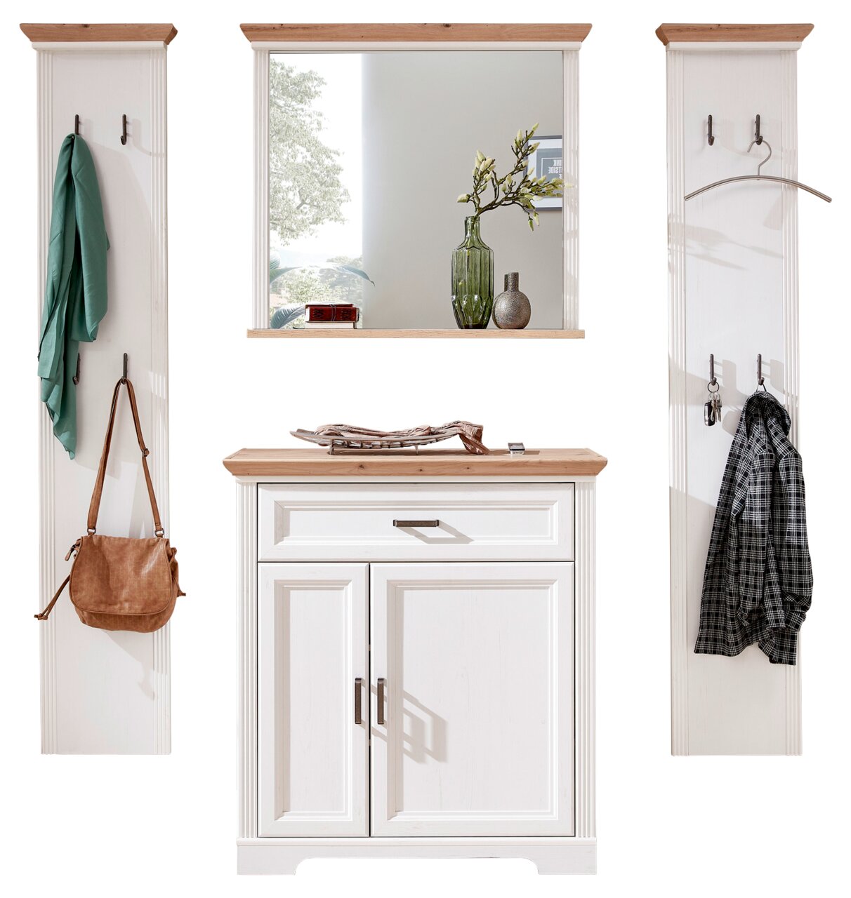 Garderoben-Set in Frontalansicht mit zwei weißen Paneelen, einem Spiegel und einem weißen Schrank mit Holzoberfläche. Dekorative Elemente und Haken für Kleidung und Accessoires sind sichtbar.