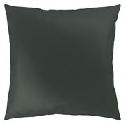 Dunkelgrauer Kissenbezug in quadratischer Form, frontal fotografiert.