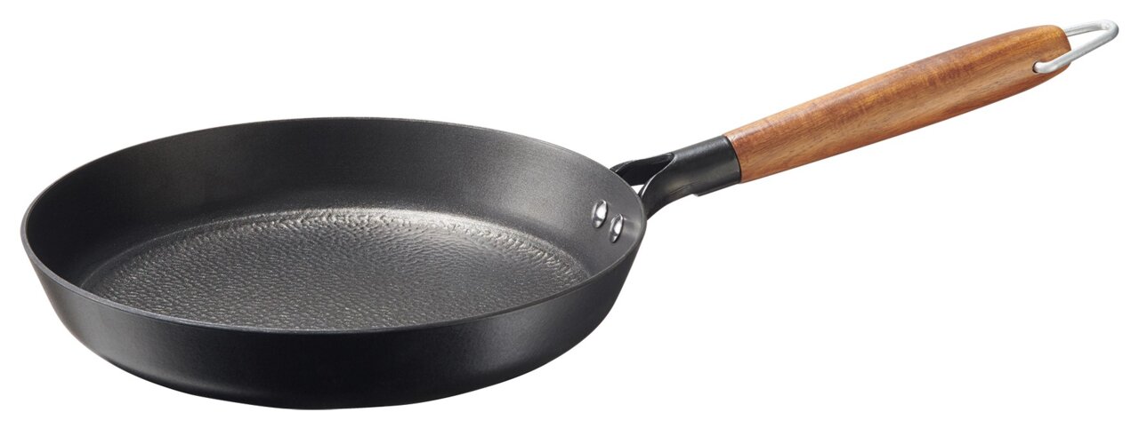 Bratpfanne COUNTRY, 28 cm, schwarze Pfanne mit Holzgriff, seitliche Perspektive
