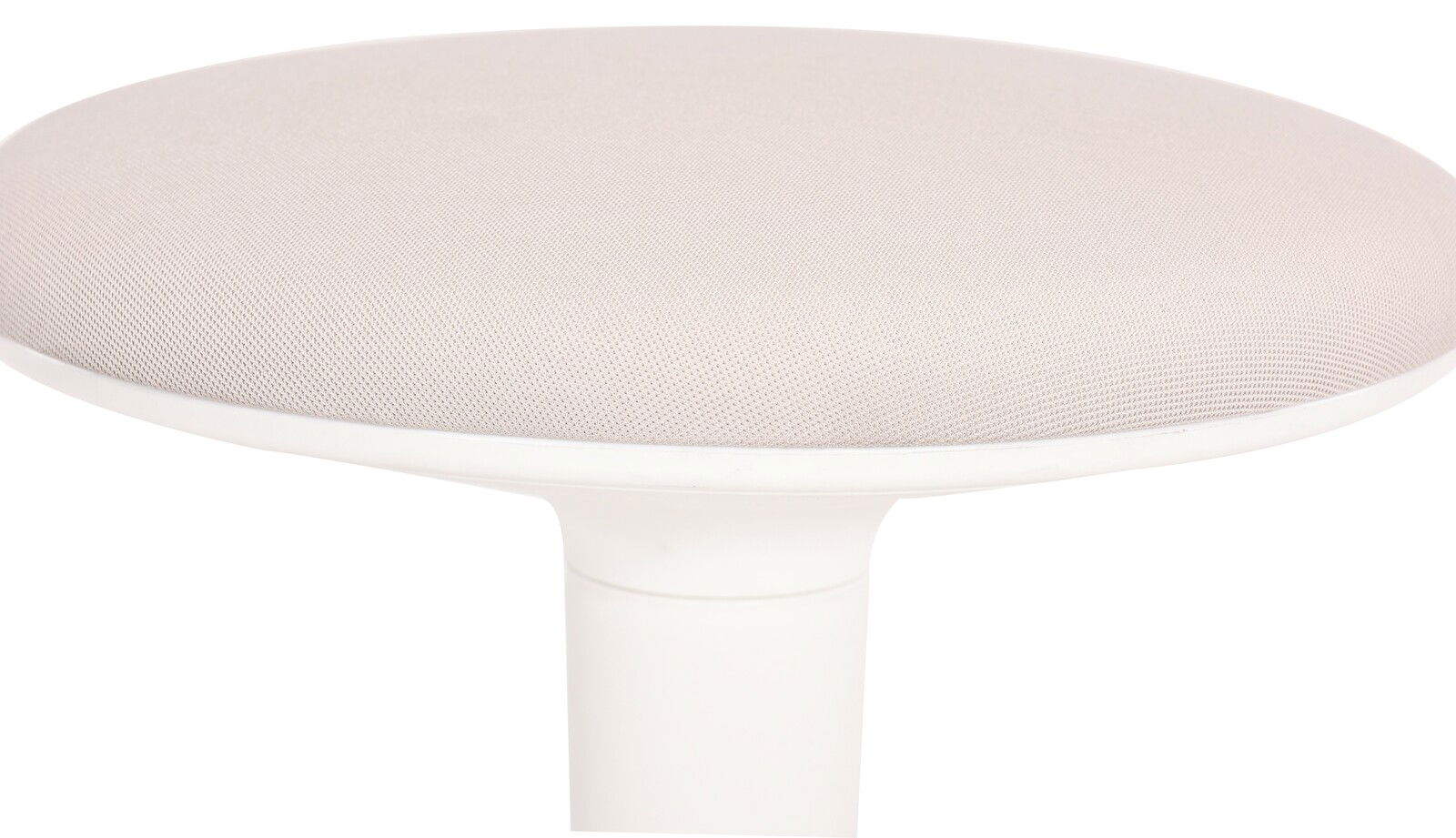 Nahaufnahme eines Sitzhockers mit hellem, gepolstertem Sitz und weißem Gestell, seitliche Perspektive