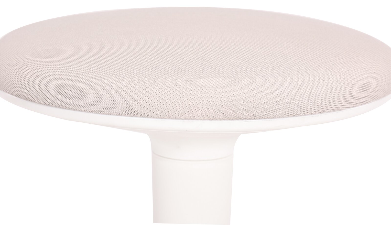 Nahaufnahme eines Sitzhockers mit hellem, gepolstertem Sitz und weißem Gestell, seitliche Perspektive