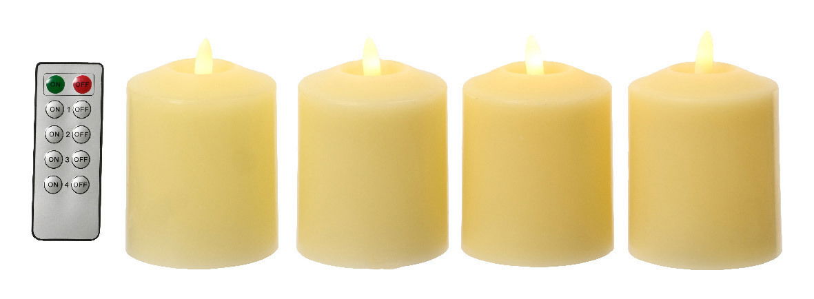 Vier LED-Kirchenkerzen mit Fernbedienung, frontal betrachtet.