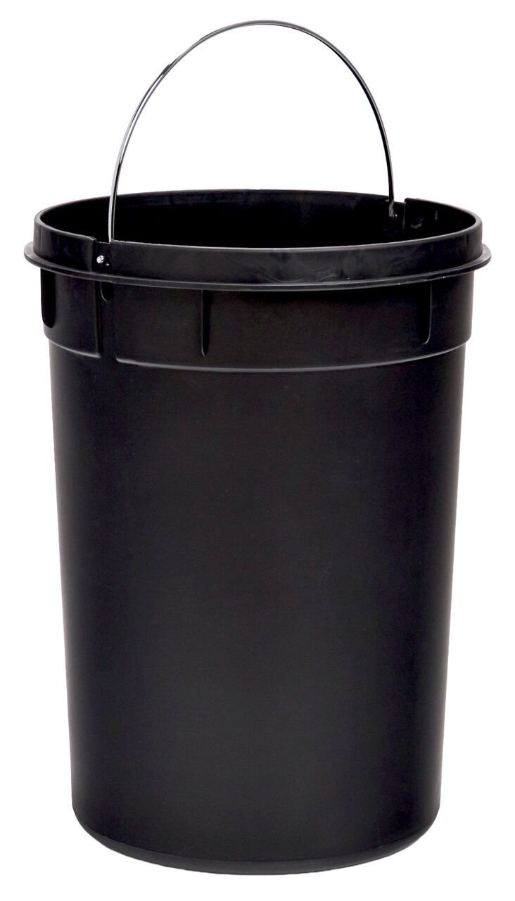 Schwarzer Treteimer mit 12 Litern Fassungsvermögen, frontal fotografiert.