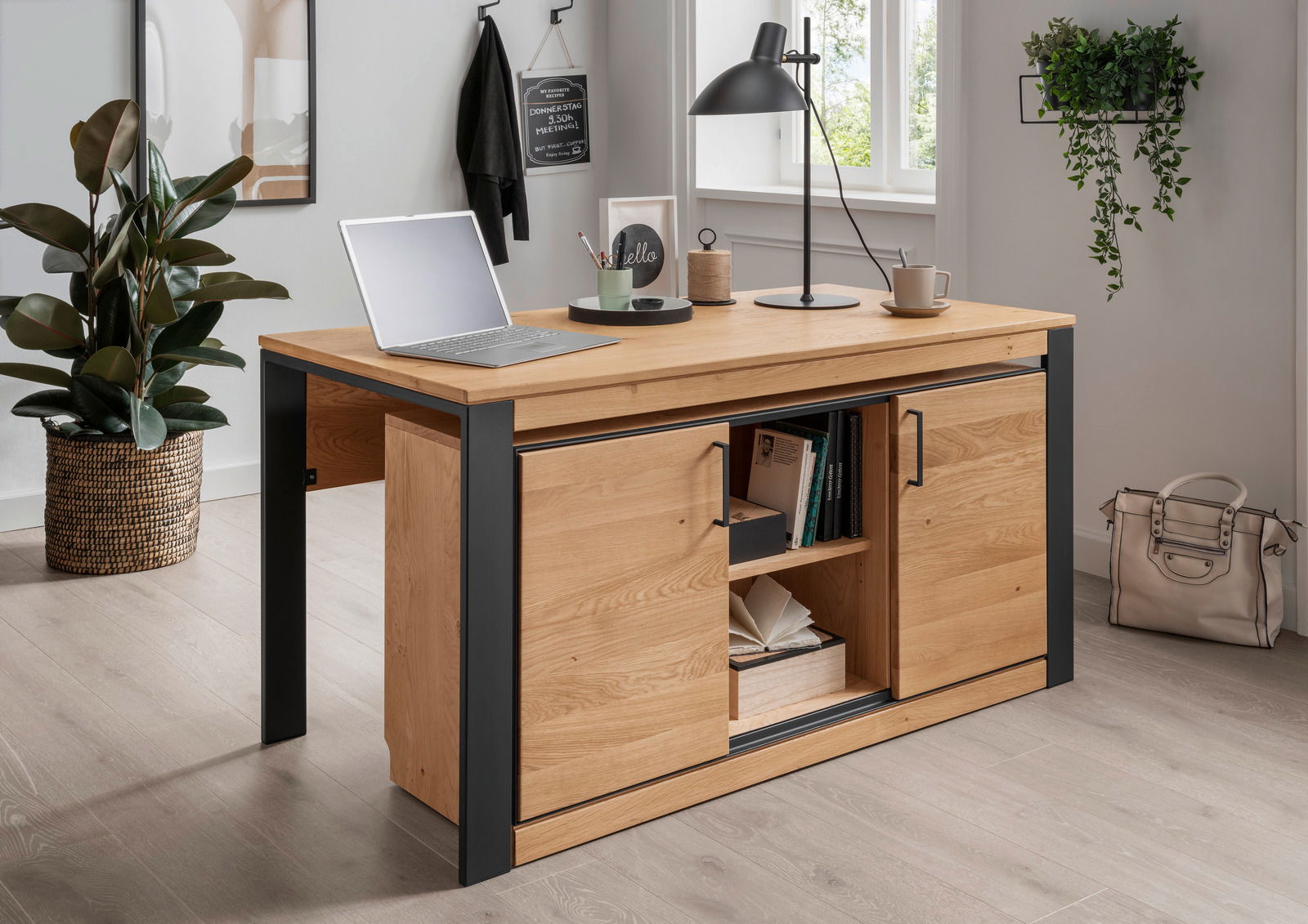 Roll-Kommode aus Holz mit schwarzem Metallrahmen, seitliche Perspektive, dekoriert mit Laptop und Schreibtischlampe.