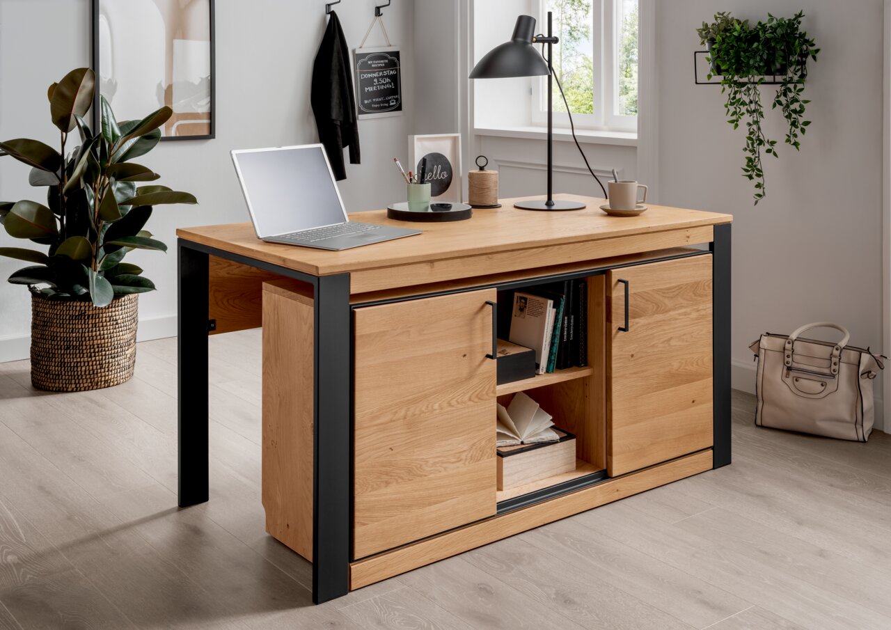 Roll-Kommode aus Holz mit schwarzem Metallrahmen, seitliche Perspektive, dekoriert mit Laptop und Schreibtischlampe.