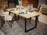 Moderner Esstisch aus Holz mit schwarzem Metallgestell, umgeben von vier gepolsterten Stühlen in einem stilvollen Esszimmer. Perspektive von der Seite.