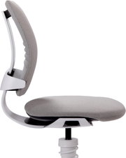 Zijaanzicht van een ergonomische bureaustoel met grijze stoffen zitting en rugleuning en wit frame op witte achtergrond