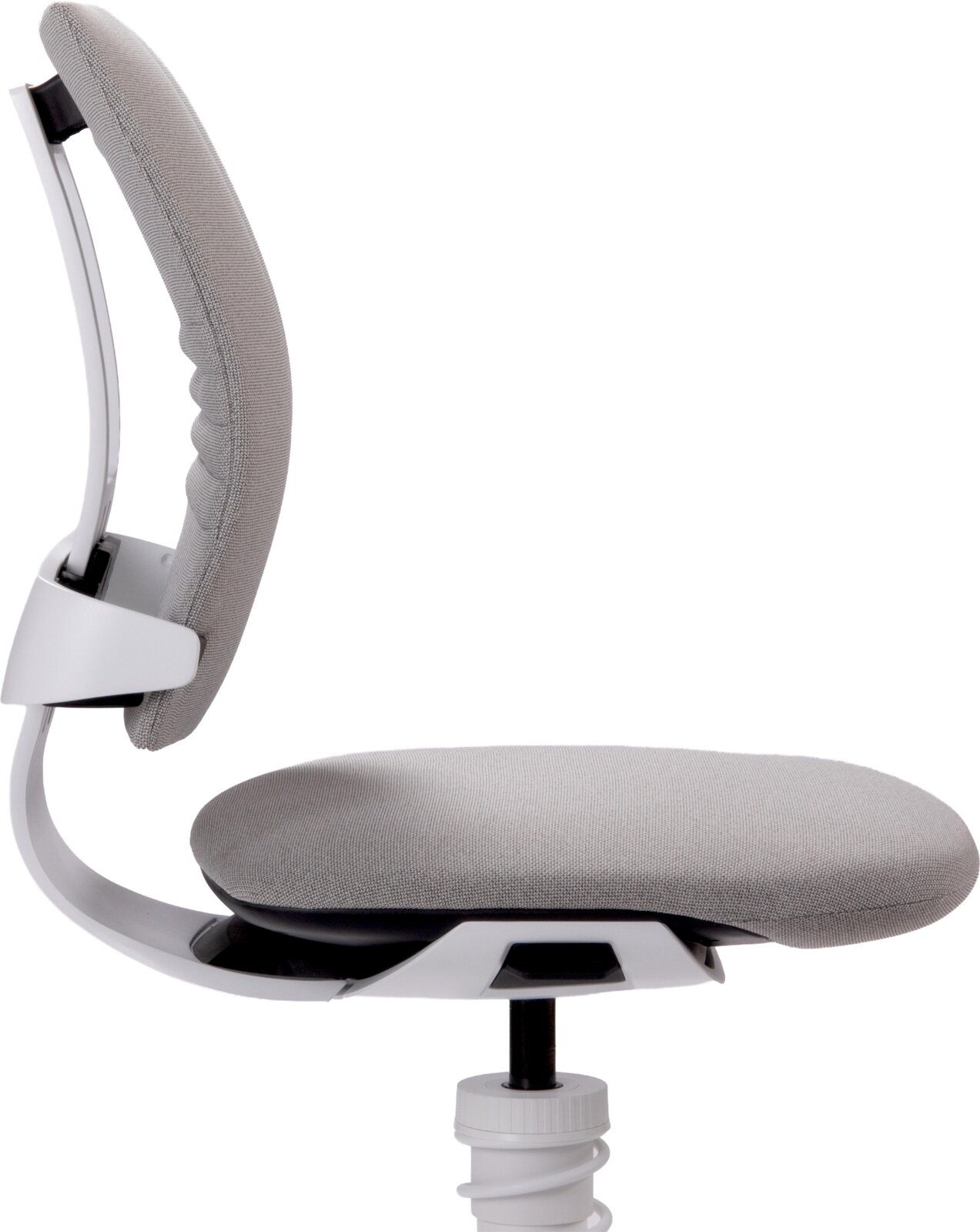 Zijaanzicht van een ergonomische bureaustoel met grijze stoffen zitting en rugleuning en wit frame op witte achtergrond