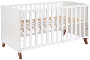 Weißes Babybett aus Holz mit Gitterstäben, seitliche Perspektive